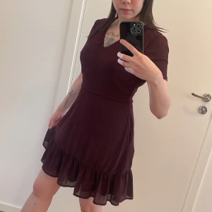 Burgundy dress  - Originally from Singapore - size is L but it is likely fitting on M over here. In great condition and only wore twice. Zip on the side for easy wearing. And it comes with pockets on each side 😊