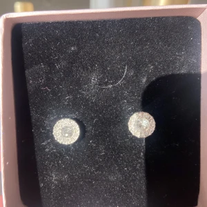 Diamant örhängen  - As snygga o coola diamant örhängen!! Aldrig testade. Helt oanvända! Perfekt till allt 