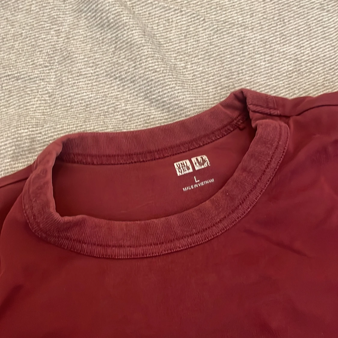 Uniqlo Burgundy t-shirt - 91