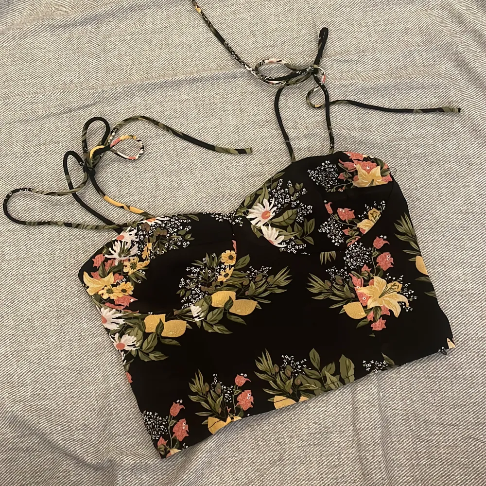 Very beautiful piece fit for the summer. Size is L - fit for M. You can tie both side to the desired length, the length of the strings on each side are pretty long.. Toppar.