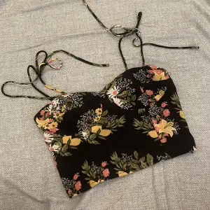 Very beautiful piece fit for the summer. Size is L - fit for M. You can tie both side to the desired length, the length of the strings on each side are pretty long.
