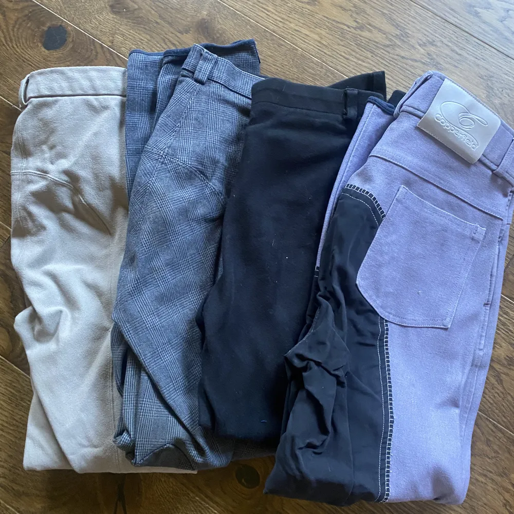 4 par ridbyxor. Beiga=36, gråa=40, lila=34, svarta=S 13. 100kr /par!!🥰. Jeans & Byxor.