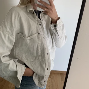 Jacka/skjorta  - Jacka / skjorta. Beige. 😍
