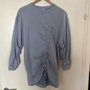 Ljusblå tröja från HM i storlek 36. Oanvänd. ”Dragsko” med knyt som du kan dra åt. 