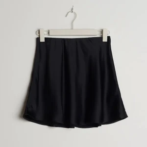 Kjol - Fin Satinliknande kjol från Gina Tricot i storlek 36. Sparsamt använd❤️