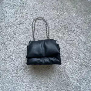 Stor väska med dragkedjefack inuti, ser ut som ny