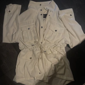 Jacka / kappa  - Använd få tal gånger men som ny inga defekter alls. Perfekt inför sena sommar kvällar med mera. !  Den är i stl XS men passar även M denna kappa är i storlek xs-m pga går att Justera. Den är köpt på bikbok för 699kr , dragkedjan funkar! 