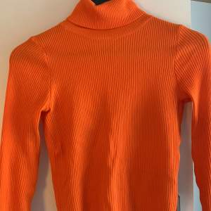 Långärmad neon-orange tröja vilket passar perfekt för våren! Plagget är tunn passar perfekt för de som vill ha lite mer färg i sin garderob😍