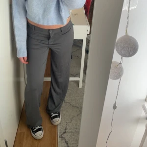 Gråa kostymbyxor - Helt nya kostymbyxor från Nelly. De är lågmidjade och i helt nytt skick, då jag råkade köpa fel storlek. 