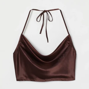 Crop top - Crop top i satin i storlek small från hm🦋 hör av er vid minsta intresse eller funderingar 🫶 spårbar frakt på 29kr tillkommer 📦