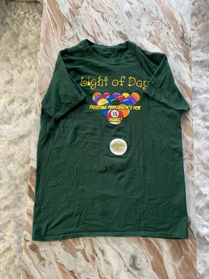 Light of Day T-shirt - Snygg T-shirt med tryck på bak- och framsida Large 300kr
