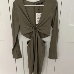 Grön zara klänning - Grön klänning från zara som aldrig är använd🌸dragkedja på ryggen💕stl M men passar mig med S😍säljer då den inte kommer till användning🌸nypris 499