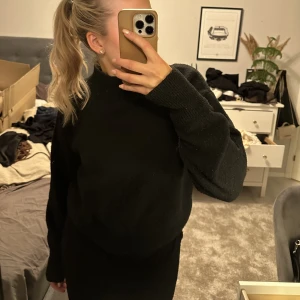 And other stories  - Superfin stickad tröja från & other stories i svart! Tröjan är mjuk alltså inte sticksig alls! Fint skick. Storlek S. Hör av er vid frågor!