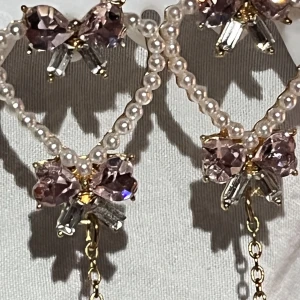 Coquette örhängen - Supergulliga örhängen som aldrig kommit till användning tyvärr, men! Bra skick är dom i iallafall <3