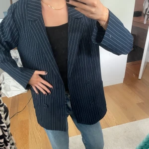 Randig kavaj  - Randig marinblå kavaj från monki, kommer tyvärr inte till användning💗