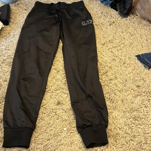 Armani byxor  - Armani byxor xs finns nog tröja också  