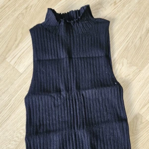 Linne  - Tjockare stickat linne med lite högre krage