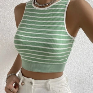 top - söt top som inte kommer till användning, helt ny nypris: 69kr egna bilder kan lösas!!!