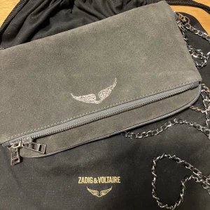 Zadig väska - Säljer min jättefina Zadig väska i grå mocka pga ingen användning längre. Köptes för cirka 3500kr , slutsåld. 