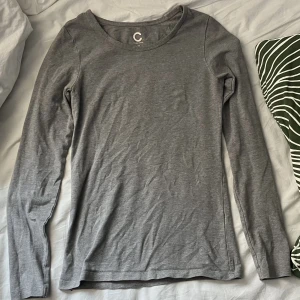 Tajt Långarmad Tröja - jättefin grå tröja från cubus. snygg passform och sitter jättebra. har inte kommit till användning och därför säljer jag den. 