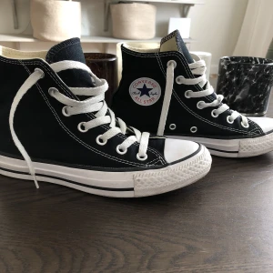 Converse  - Superfina svarta converse, sparsamt använda. Säljer så de är för små för mig ✨ Storlek 36