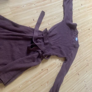 Brun klänning  - Säljer pga inte använt på länge, super skön klänning men inte min stil längre tyvärr  Använt kanske 5 gånger Ser mindre ut på bilden än vad den är