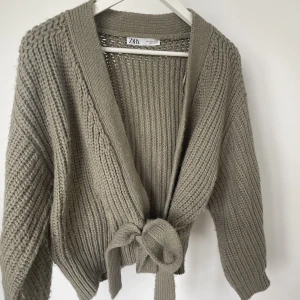 Stickad kofta  - Stickad kofta från Zara i storlek S🤍