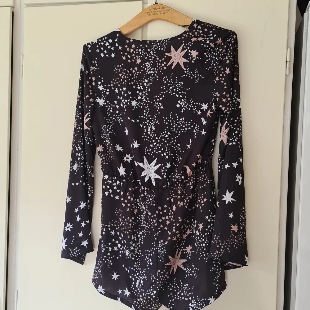 En svart jumpsuit med stjärnor på från Ivyrevel. Jag har själv köpt den begagnad men aldrig använt. . Klänningar.