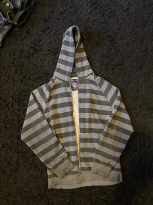Super snygg baggy hoodie från märket Batistini. Tyvärr ingen dragkedja men otroligt fin passform 
