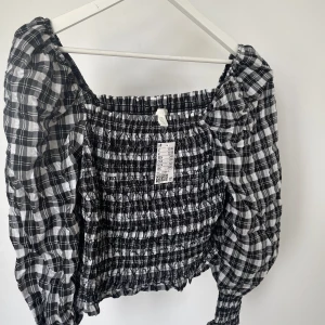 Blus H&M - Rutig blus från H&M. Aldrig använd, prislappen kvar💗