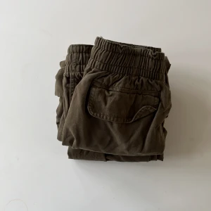 Molo cargo byxor - Ett par Molo cargos i storlek 158 cm. Köpt för ca 600 kr och säljer pga ingen användning 