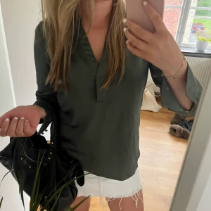Blus - Så snygg och stilren blus från HM, använd fåtal gånger.
