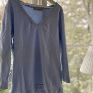Blå tröja/topp - Jättegullig blå trekvartströja med fin V-ringning💙 Storlek M men passar XS-M (stretshig) Sänkt pris! 