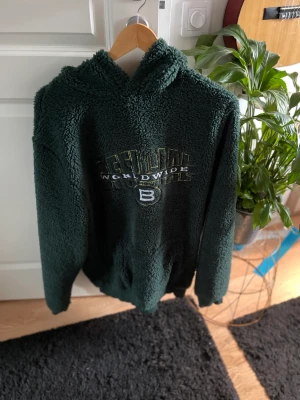Hoodie  - En super skön hoodie från bohoo. Köpt för 500kr mitt pris 150kr perfekt för sommarkvällar höst/vår. 