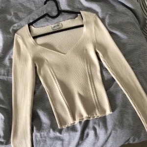 Ribbad tröja - Säljer min fina tröja från chiquelle⭐️. Helt oanvänd och nypris är ca 350kr. Säljer för 250+frakt.💕