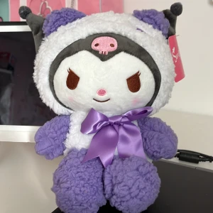 Kuromi gosedjur plushie - Säljer för att den int pessar i mitt rum. Köpt för 199kr men jag säljer för 100kr + frakt nu! Inga fläckar eller något. Har stått på skrivbordet. Köpt från kawaii.se. Har du frågor så kontakta, vill du köpa så tryck på köp nu! 