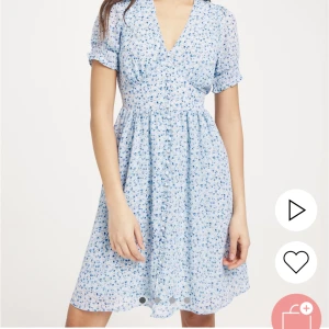 Klänning!  - En fin vacker sommarklänning! Säljer eftersom den inte passade mig 💞 nypris runt 500kr!