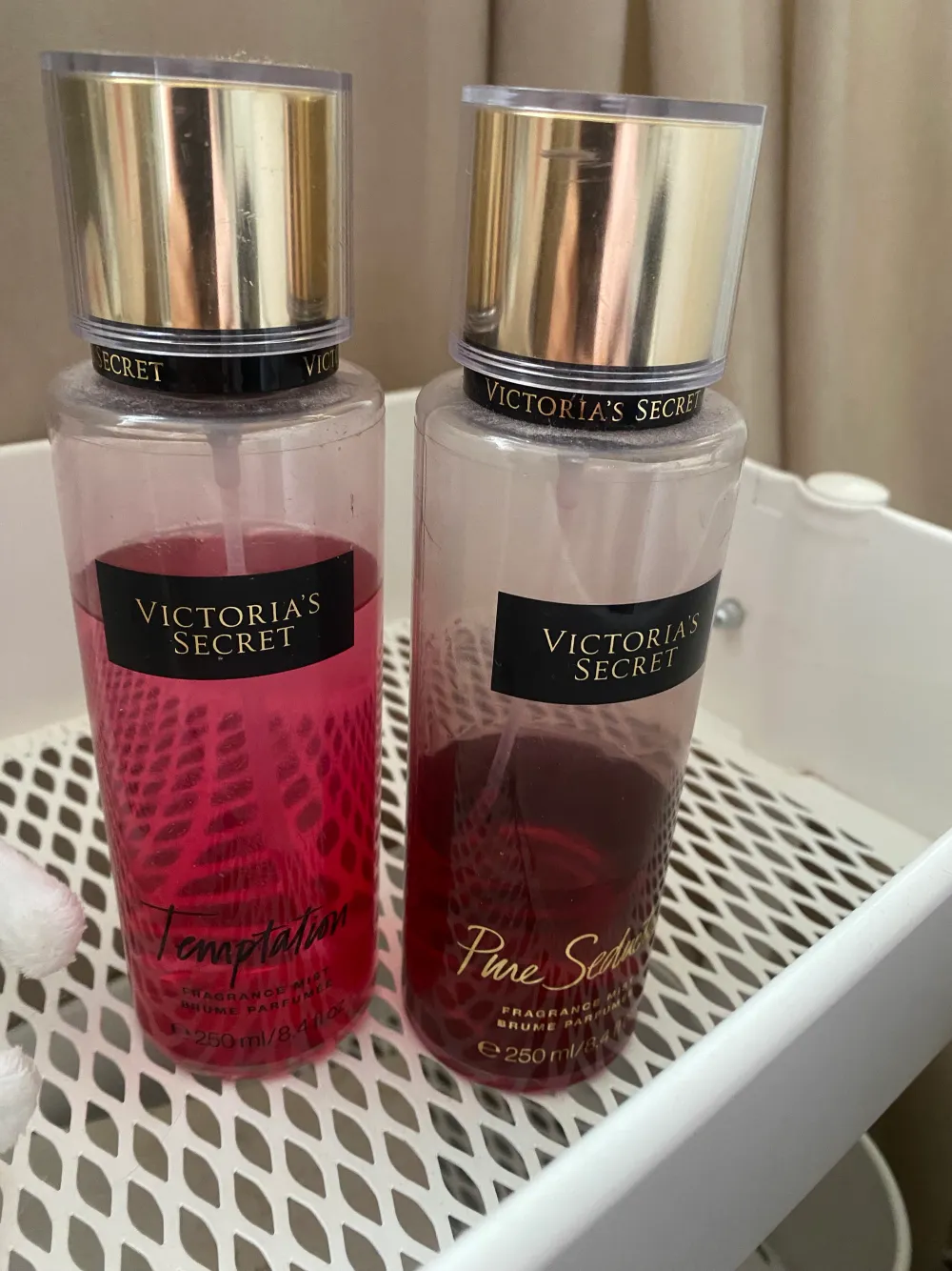 Parfym ifrån Victoria secret. Ena är väl använd och andra ca 75% kvar. Temptation 50kr & seduction 25kr. Båda för 65kr. Accessoarer.