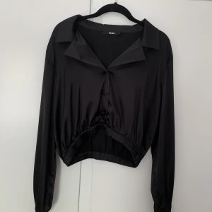 Blus / skjorta - Svart blus / skjorta i siden från Bikbok