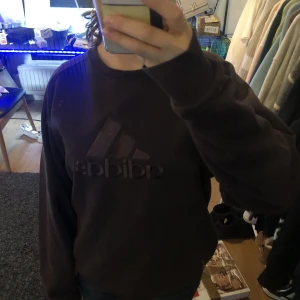 Vintage Adidas sweatshirt  - En brun Adidas sweatshirt i storlek M i fint skick. Trådarna på loggan har gått upp lite men inte synligt. Säljs då den inte används mer💕. Köp gärna genom köp nu🫶🏼