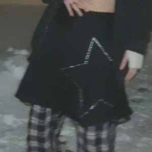 Tjol med stjärna - Säljer kläder som e för små eller som jag inte använder längre  Tjolen e nerpackad men kan skicka bättre bilder om man vill se <3