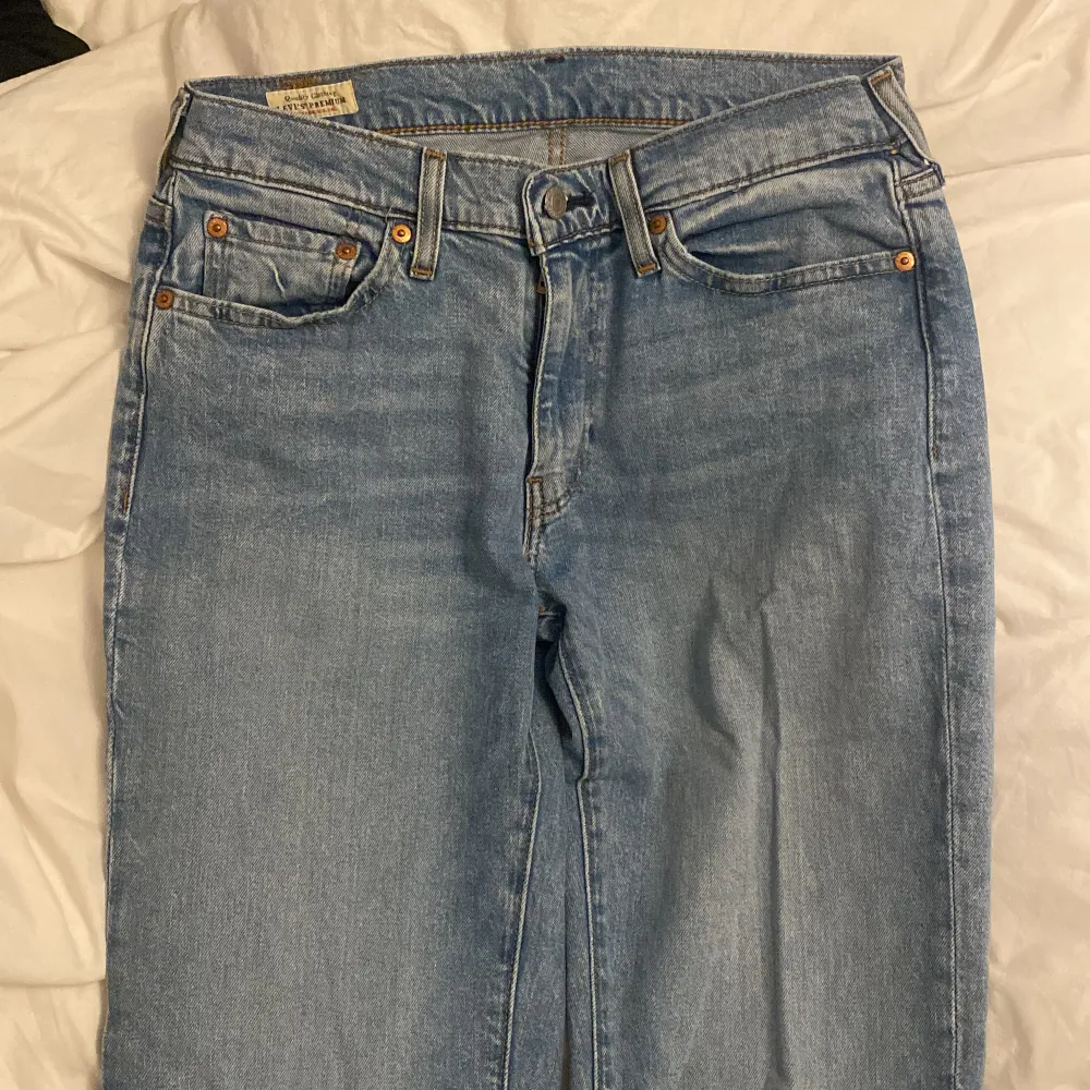 Säljer mina Levi’s jeans, modell 514, storlek W30 L34, i princip bara testade, aldrig använda. De är insydda i midjan, går enkelt att sprätta upp, jag kan skicka bild om det önskas. Modellen passar både killar och tjejer . Jeans & Byxor.