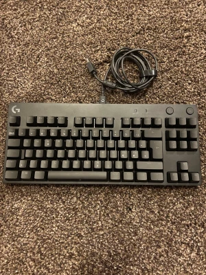 Logitech G Pro  - LOGITECH G PRO Mekaniskt Gamingtangentbord.  Knappt använd inköpt förra året och den hqr bara legat och samlat damm. nypris 1290kr