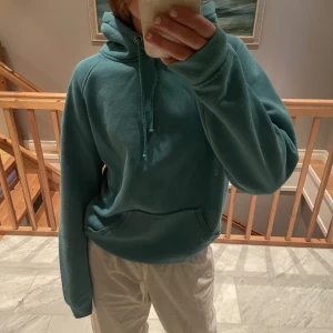 Bikbok Hoodie - Den populära hoodien från bikbok.  ( finns även i grå, 200kr kom i dm!)