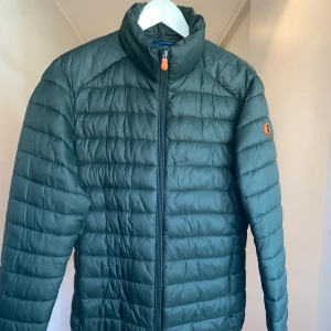Jacka - Grön Pufferjacka, Save the Duck, ultra light jacket Storlek: M Skick: 9/10