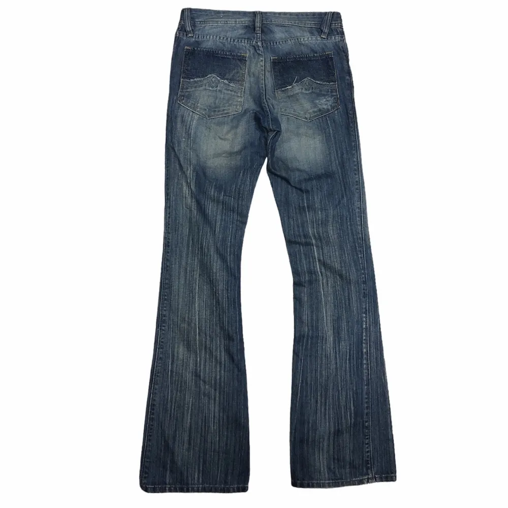 Bootcut jeans i storlek 30/31. Lågmidjade. Tror det är herrmodell men passar alla kön.  Skriv meddelande om ni vill ha mått. Pris går att diskutera 😊. Jeans & Byxor.