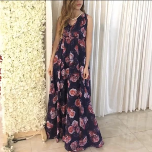 Sommar klänning  - Somrig blommig klänning.  Ordinarie pris: 450kr Säljer för: 150 kr.  