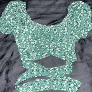 Topp - Fin topp! Finns tillhörande kjol i samma mönster..💚