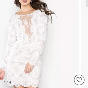Ida Sjöstedt-klänning, perfekt till studenten - Spetsklänning från Ida Sjöstedt i nyskick, prislapp kvar. Modellen är slåtsåld överallt och svår att få tag på. Figurnära modell med viss stretch. Öppen rygg med dold dragkedja nedtill. Ordinarie pris: 3195 kr Mitt pris: 1500 kr   Perfekt till studenten ❣️