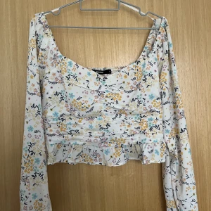 Blus  - Aldrig använt, sitter väldigt bra, fin till sommaren, skönt material